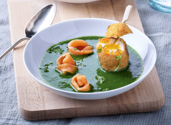 oeuf-poche-pane-et-frit-creme-de-mache-et-saumon