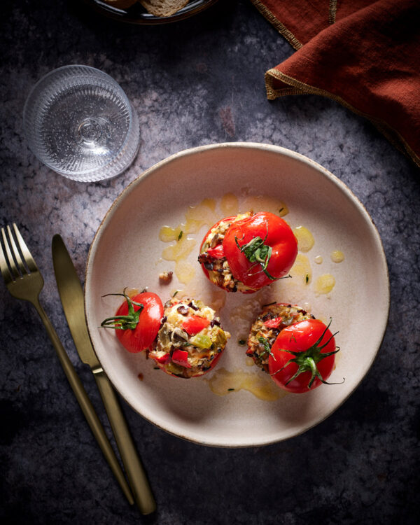 Tomates-farcies-aux-légumes-grillées,-Feta-et-Brocciu---restauration-à-table