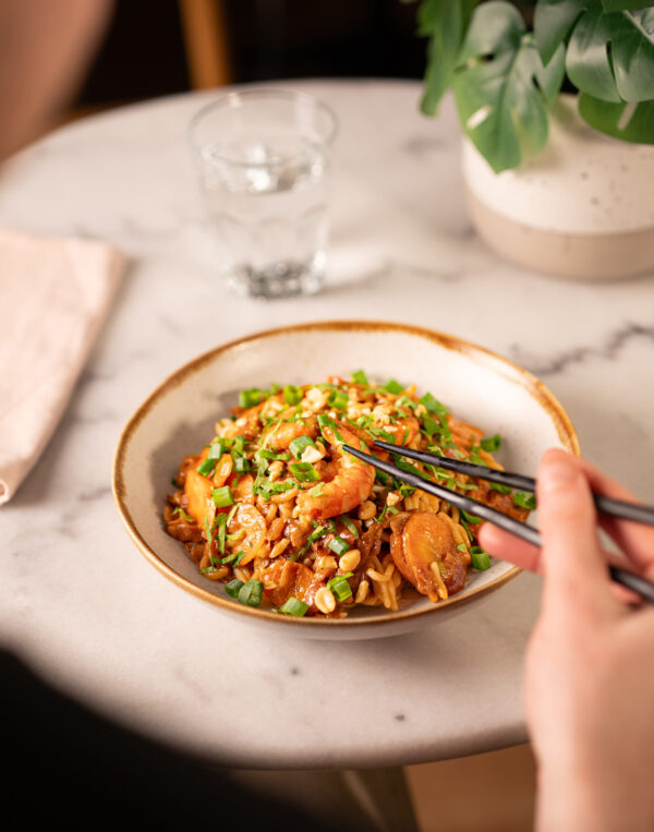 Oignon-rouge-émincé-paysan-breton-2,5kg-recette-nouilles-sautées-aux-légumes-et-crevettes-web